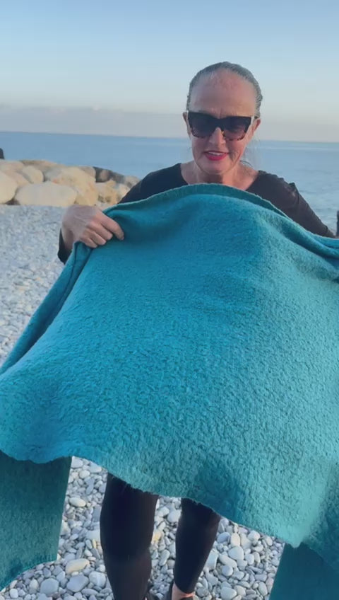 Elegant French Wool Shawl – Ultra-Soft and Lightweight Winter Wrap